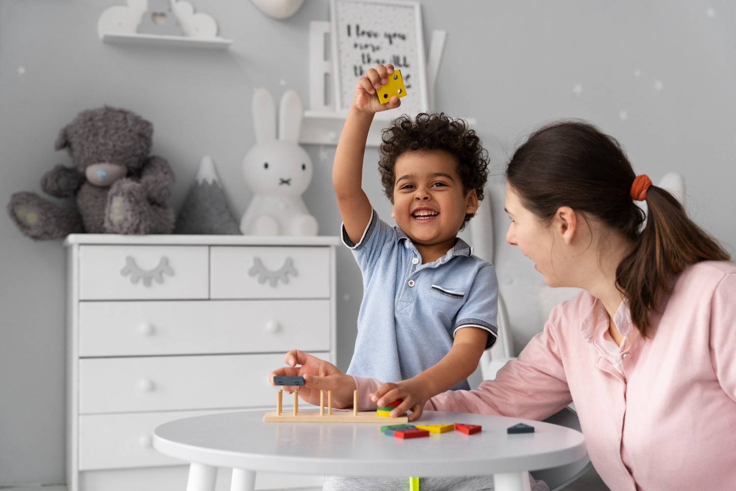 child-with-therapist
